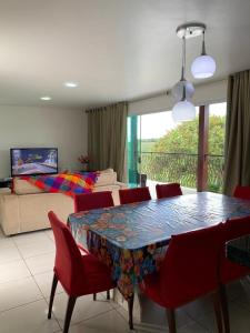 - un salon avec une table, des chaises et un lit dans l'établissement Casa de Vidro Sairé, à Récife