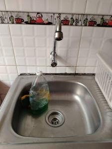Renta de una habitación para 2 personas في ليما: حوض المطبخ مع وجود زجاجة من المنظفات فيه