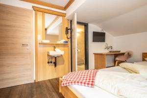 Posteľ alebo postele v izbe v ubytovaní Mara's Little Boutique Sleepover - Budget Holiday Home