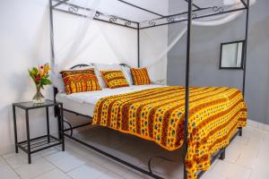 Ein Bett oder Betten in einem Zimmer der Unterkunft Afro Garden Hotel