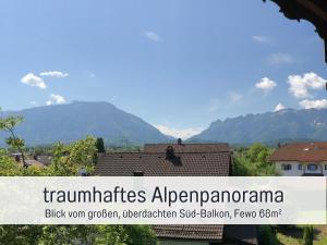 d'une vue sur la montagne avec un panneau indiquant l'albuquerque de montagne. dans l'établissement Ferienhaus Bauer in Piding, à Piding