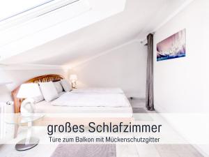 - une chambre blanche avec un lit et une table en verre dans l'établissement Ferienhaus Bauer in Piding, à Piding