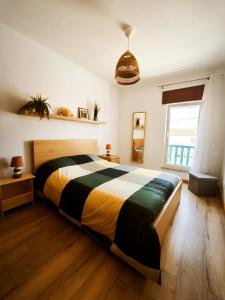 セジンブラにあるCasa Alto da Serra Sesimbraのベッドルーム1室(大型ベッド1台付)