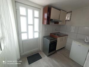 una pequeña cocina con fregadero y ventana en Studio apartman Petra, en Bakarac