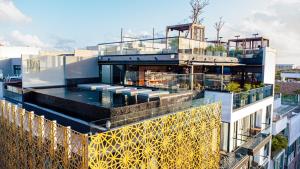 um edifício com uma piscina em cima em IT Boutique Hotel & Restaurant em Playa del Carmen