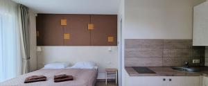 een slaapkamer met een bed met twee handdoeken erop bij Amber drop in Palanga