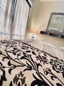 una camera con un letto con una coperta bianca e nera di Luxury apartment Blue lagoon a Goa