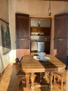 阿雅克肖的住宿－Jolie maison très calme，带厨房的客房内的木桌