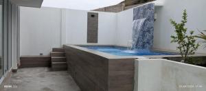 ein Badezimmer mit einer Badewanne und einem Brunnen in der Unterkunft Casa de Playa con piscina in Anconcito