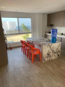 Kuchyň nebo kuchyňský kout v ubytování Casa de Playa con piscina