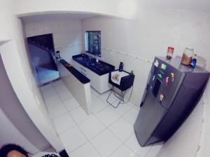 uma vista superior de uma cozinha com um frigorífico em Casa do Aventureiro em Abraão