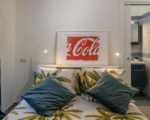 un panneau Coca Cola au-dessus d'un lit avec des oreillers dans l'établissement Belle Arti home, à Rome 43 autres photos