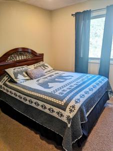 - une chambre avec un lit doté d'une couverture bleue dans l'établissement Castaway Cove, à Dandridge