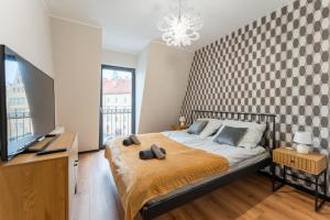a bedroom with a large bed with a large brick wall at Apartament przy Baszcie - z prywatnym parkingiem w centrum - by SpaceApart in Jelenia Góra