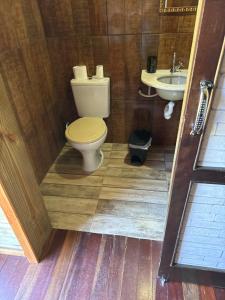 La salle de bains est pourvue de toilettes et d'un lavabo. dans l'établissement Cabanas Luar adaptada, à São Francisco de Paula
