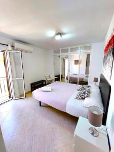 1 dormitorio con 1 cama grande en una habitación en Sol Centro Apartment A, en Sevilla