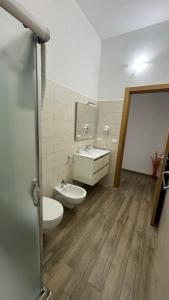 uma casa de banho com 2 WC e um lavatório em Carpentry em Uggiano la Chiesa
