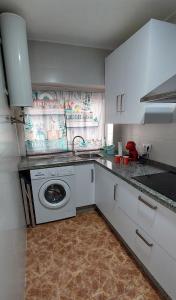 eine Küche mit einer Waschmaschine am Tresen in der Unterkunft Casa Conchi Córdoba in Córdoba