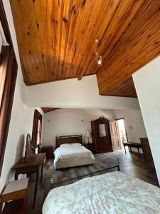 法馬古斯塔的住宿－MAGIC MOON guest house，一间卧室设有一张床和木制天花板
