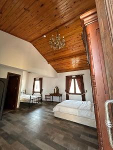 ファマグスタにあるMAGIC MOON guest houseの木製の天井が特徴のベッドルーム1室(ベッド1台付)