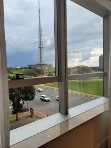 una ventana abierta con vistas a la calle en Alvorada Hotel - Eixo Monumental, en Brasilia