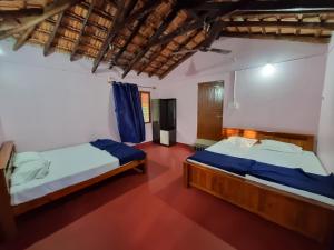En eller flere senge i et værelse på Farm Stay near Gokarna beach Bhavikodla with Kitchen