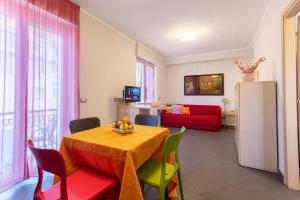 サン・バルトロメーオ・アル・マーレにあるAppartamenti Lindaのテーブルと椅子、リビングルームが備わる客室です。