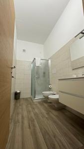 La salle de bains est pourvue d'une douche, de toilettes et d'un lavabo. dans l'établissement Carpentry, à Uggiano la Chiesa
