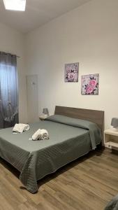 - une chambre avec un lit et 2 serviettes dans l'établissement Carpentry, à Uggiano la Chiesa