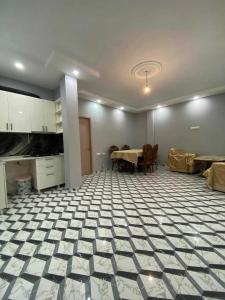 sala de estar con mesa y comedor en Guest House Gela en Batumi