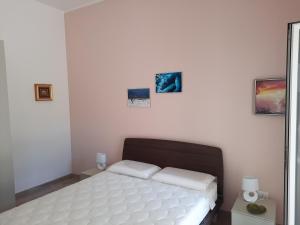 Postel nebo postele na pokoji v ubytování MARE FUORI - stanze con piscina