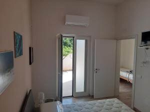 TV a/nebo společenská místnost v ubytování MARE FUORI - stanze con piscina