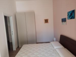 Postel nebo postele na pokoji v ubytování MARE FUORI - stanze con piscina