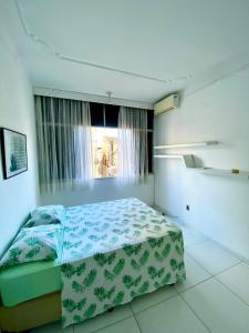 - une chambre avec un lit et une fenêtre dans l'établissement Apartamento Flórida Barra, à Salvador
