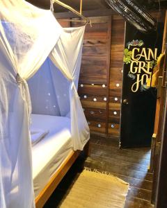 A bed or beds in a room at Hostal Paraíso