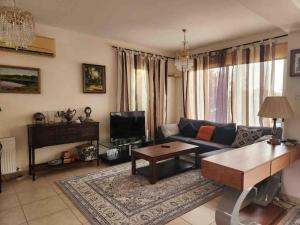 een woonkamer met een bank en een salontafel bij Budget Escape to the seaside in Larnaka
