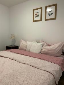 una camera da letto con un letto e due quadri sul muro di Statek u Křížů a Staré Sedliště