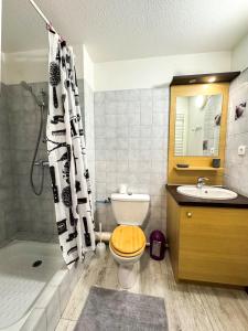a bathroom with a toilet and a tub and a sink at 4- Joli studio Brides-les-Bains avec vue montagne in Brides-les-Bains