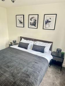 Posteľ alebo postele v izbe v ubytovaní Your Stylish Two Bed Haven