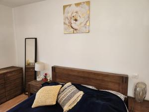 een slaapkamer met een bed en een foto aan de muur bij La petite maison d'Adèle 