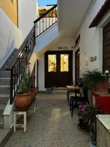 un pasillo con macetas y una escalera en Eleni Rooms, en Rodas
