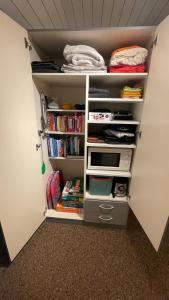 un estante de libros en una habitación con libros en Zimmer in den Voralpen, en Grub