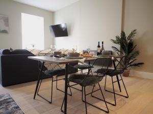 Χώρος καθιστικού στο Apartment 6 Old Conservative Club in Historic Town - Pass the Keys