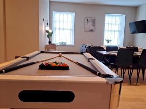 Μια τηλεόραση ή/και κέντρο ψυχαγωγίας στο Apartment 6 Old Conservative Club in Historic Town - Pass the Keys