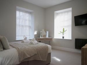 Ένα ή περισσότερα κρεβάτια σε δωμάτιο στο Apartment 6 Old Conservative Club in Historic Town - Pass the Keys