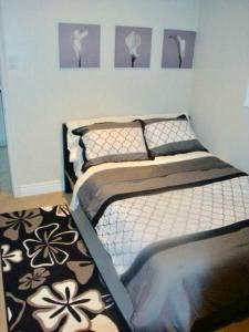 a bedroom with two twin beds in a room at Comfortable apartment in Kingston