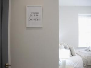 Ένα ή περισσότερα κρεβάτια σε δωμάτιο στο Apartment 6 Old Conservative Club in Historic Town - Pass the Keys +46 φωτογραφίες