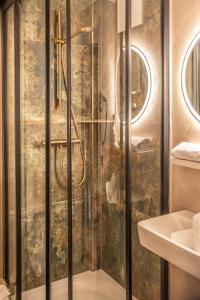 eine Dusche mit Glastür im Bad in der Unterkunft Mara's Little Boutique Sleepover - Renovated in 2024 in Kaprun