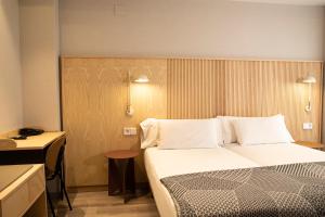 una habitación de hotel con una cama y una mesa en Hotel Dos Rios Origen, en Aínsa 37 fotos más