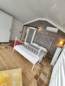 1 dormitorio con 2 camas blancas en una habitación en Luxury villa with pool en Side